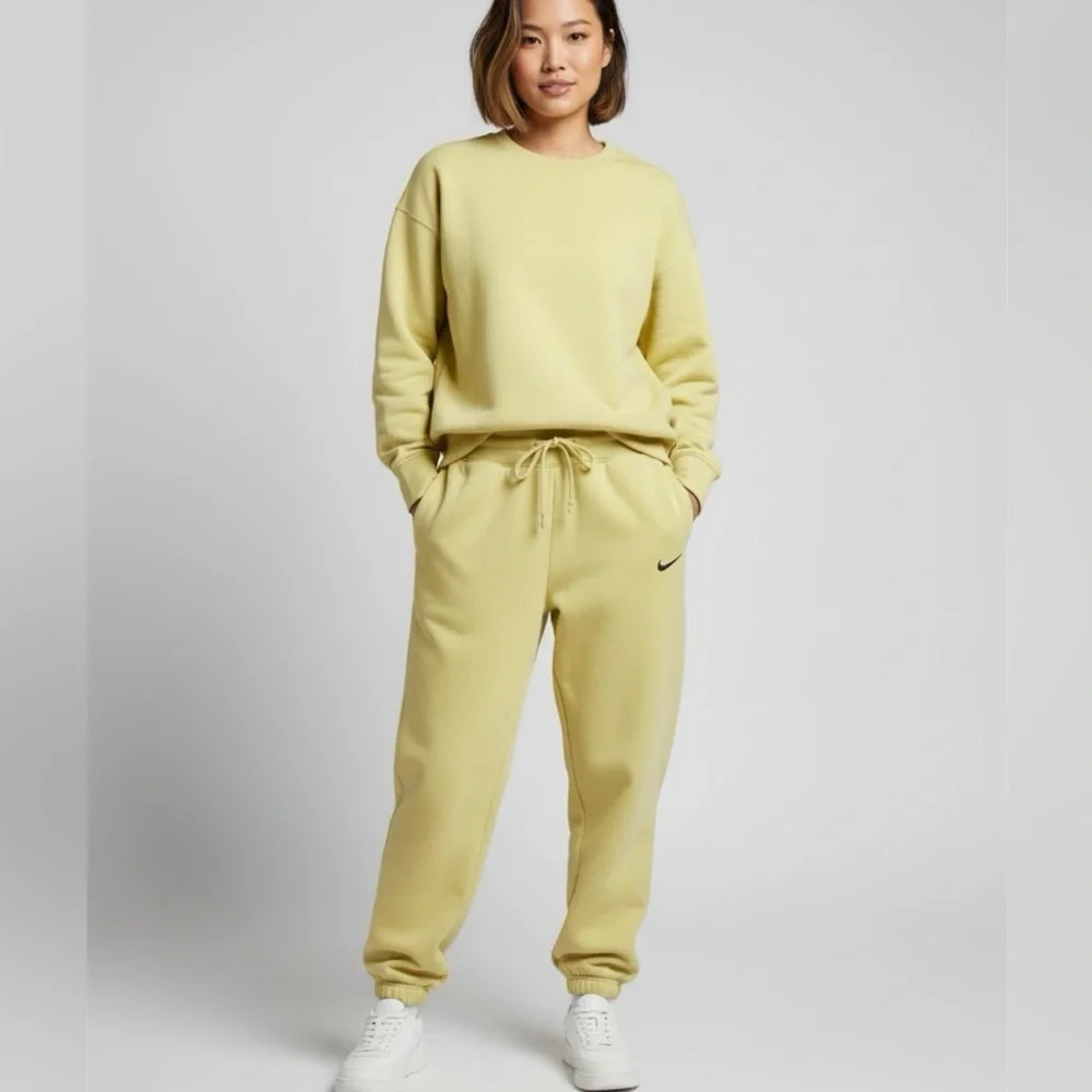 Nike Women's Relaxed Fit High Waisted Sweatpants in Pistachio Size Small